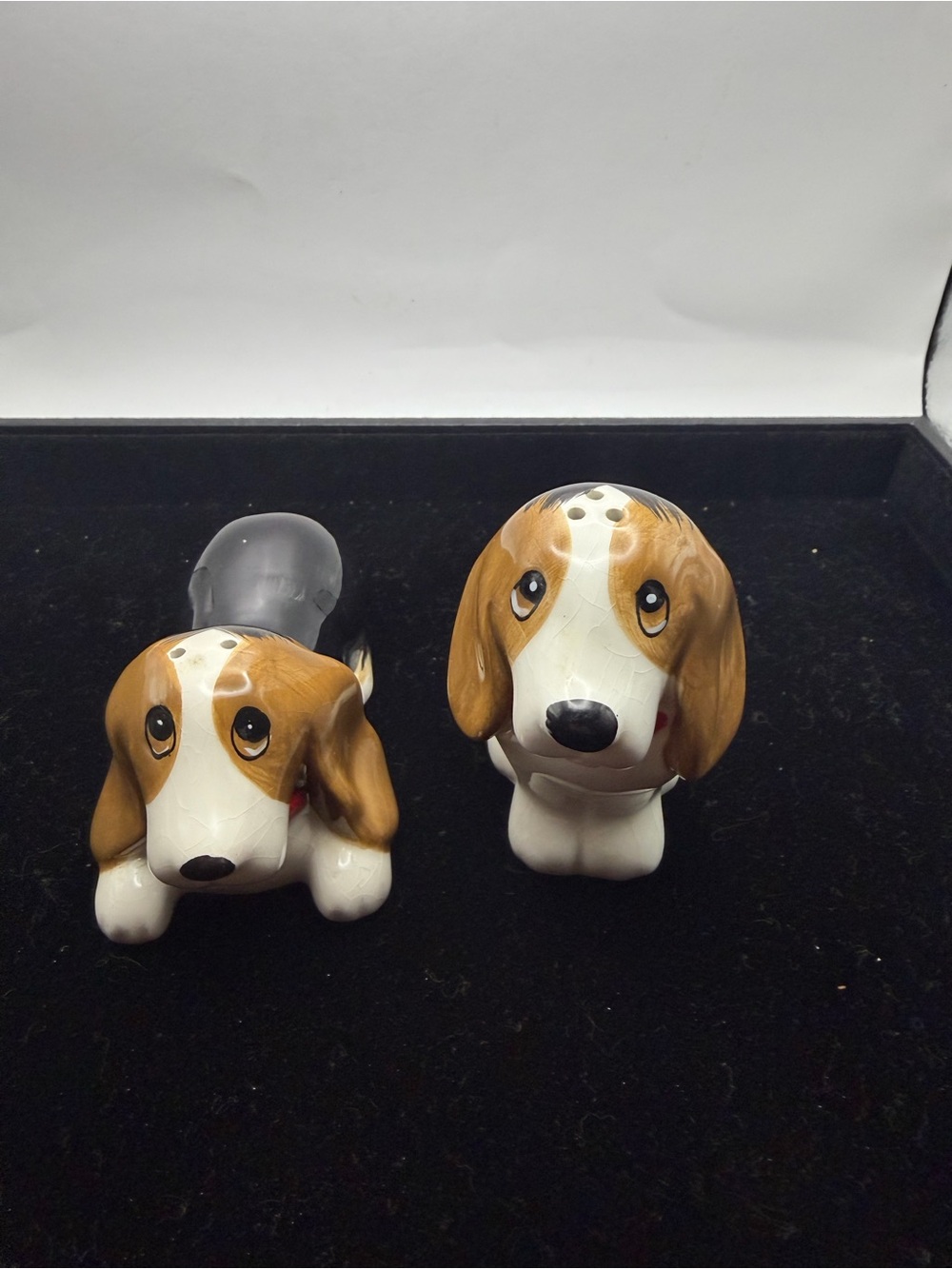 Salt and Pepper shaker basset hound